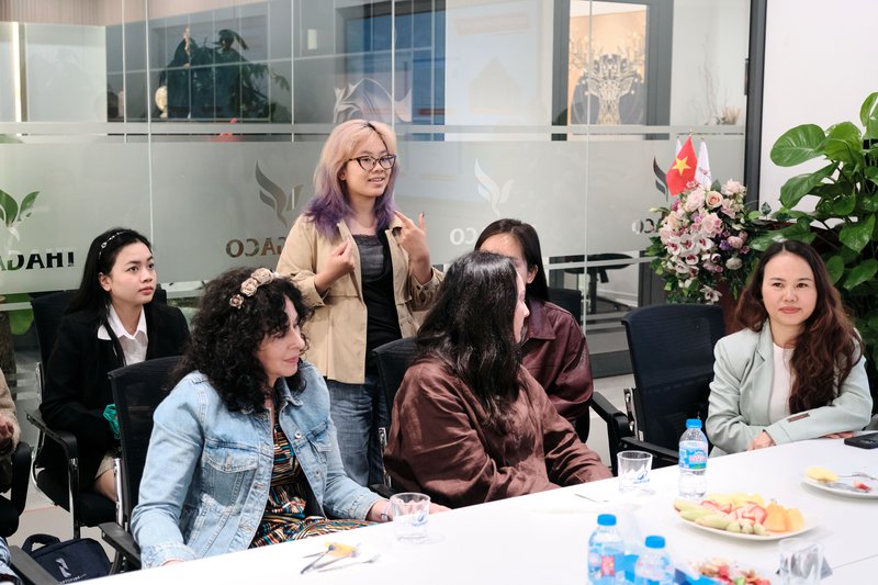 Sinh viên đặt câu hỏi liên quan tới nghề nghiệp cho ban lãnh đạo Thagaco