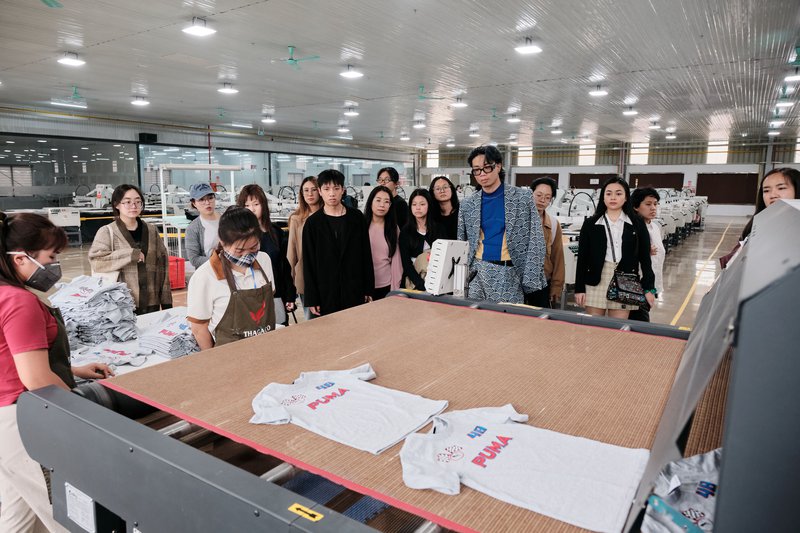 chuyến tham quan nhà máy của sinh viên LCDF