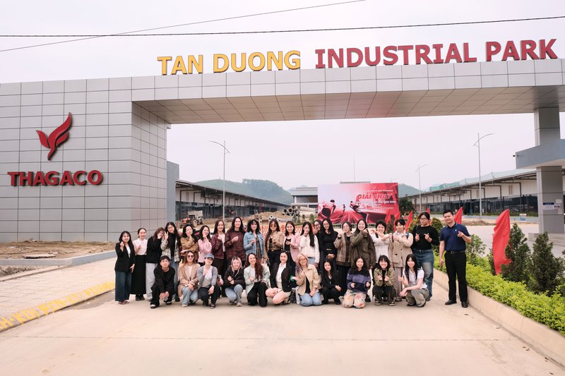 Hình ảnh đoàn sinh viên LCDF chụp cùng cán bộ nhân viên nhà máy Thagaco Smart Green